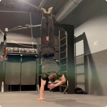 Handstand shoulder taps