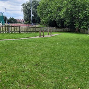 Hampstead Heath on X: New gym equipment has now been installed on our trim- trail. Pull-up bars, monkey bars and hop-up steps.   / X